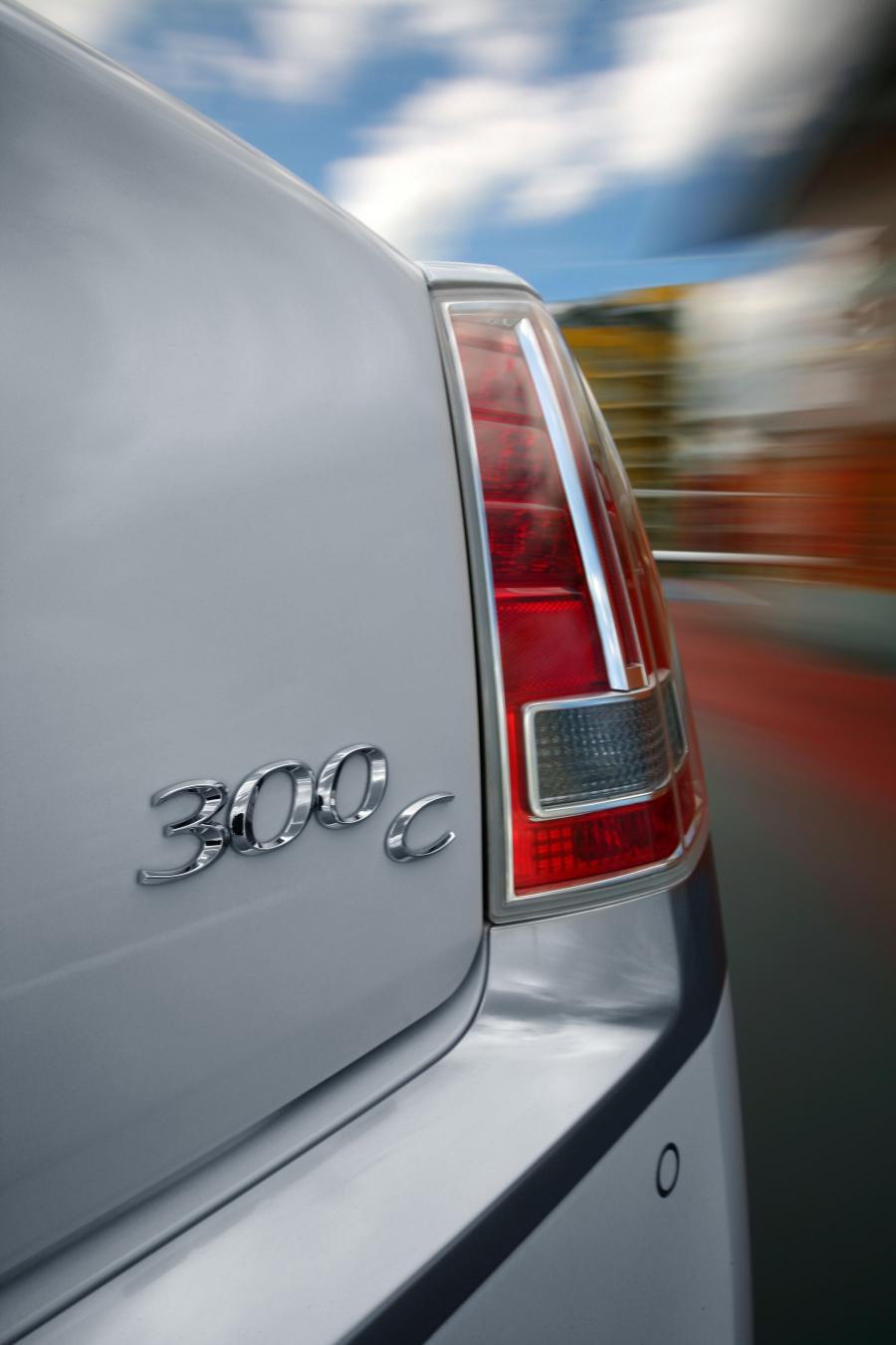  Chrysler 300C 2012 года  (UK) (фото 24 из 91)